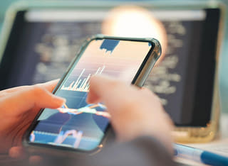 En investerare undersöker en öppen process för uttag och fondöverföringar