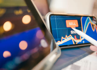 En handlare på flera marknader som går igenom Bitcoin, Ethereum och valutaoptioner